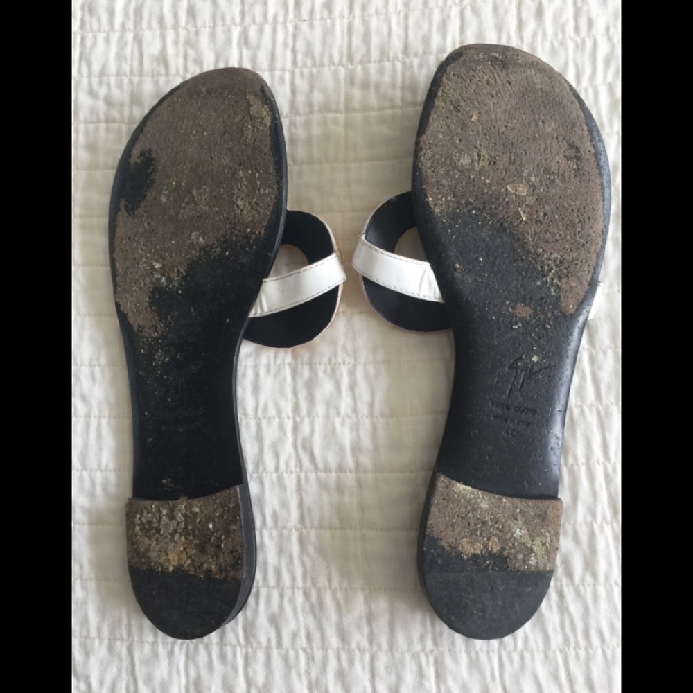 Giuseppe Zanotti white thong sandals w/gold circle - Picture 8 of 11